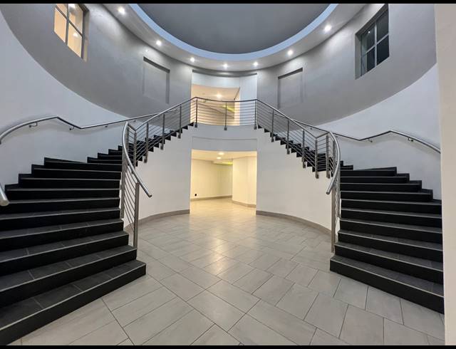 1,066M² OFFICE TO LET IN SANDHURST